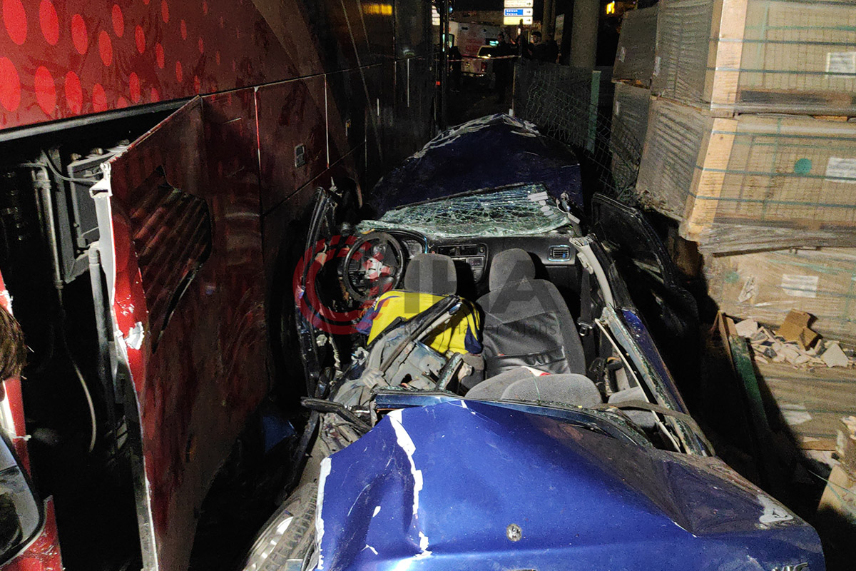 Kocaeli&#039;de seyir halinde tartışan iki otomobil sürücüsü çarpıştı: 1&#039;i ağır 5 yaralı