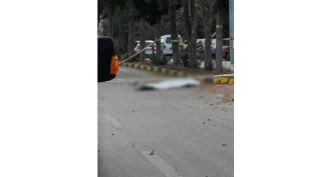 Refüje çarpan motosiklet sürücüsü hayatını kaybetti