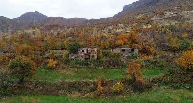 Harabe evler ve sonbaharın ahengi görenleri hayran bırakıyor