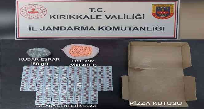 Pizza kutusunda uyuşturucu sevkiyatı: Esrar ve yüzlerce hap ele geçirildi
