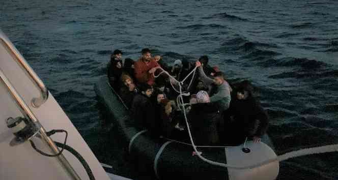 Türk kara sularına geri itilen 22 kaçak göçmeni Sahil Güvenlik kurtardı