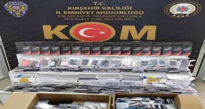 Kırşehir’de kaçak telefon aksesuarı operasyonu