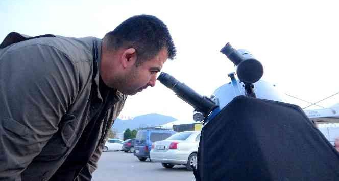 Hobi amaçlı tasarladığı teleskobu şehir şehir gezerek gelir kapısına çevirdi