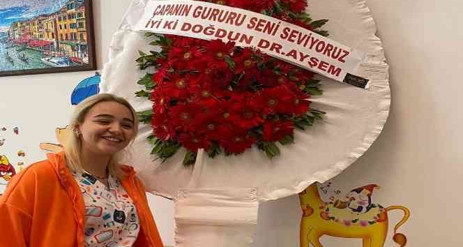 ‘Sahte doktor’ inandırıcı olmak için kendi adına çelenk bile yaptırmış