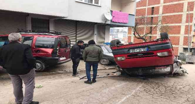 Freni patlayan kamyonet takla attı