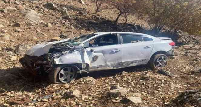 Baba ile oğlu hurdaya dönen araçtan sağ çıktı