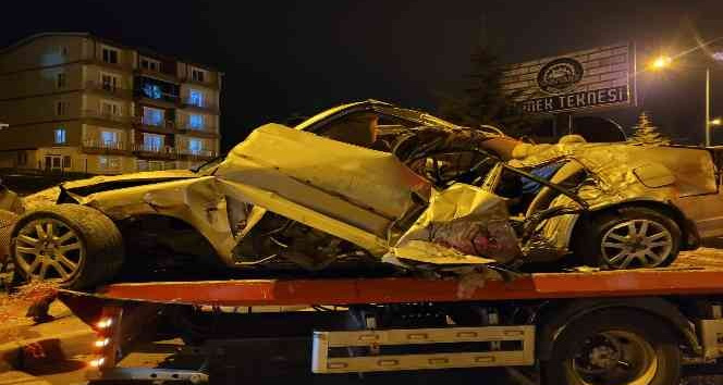 Isparta’da meydana gelen kazada otomobil hurdaya döndü: 2 yaralı