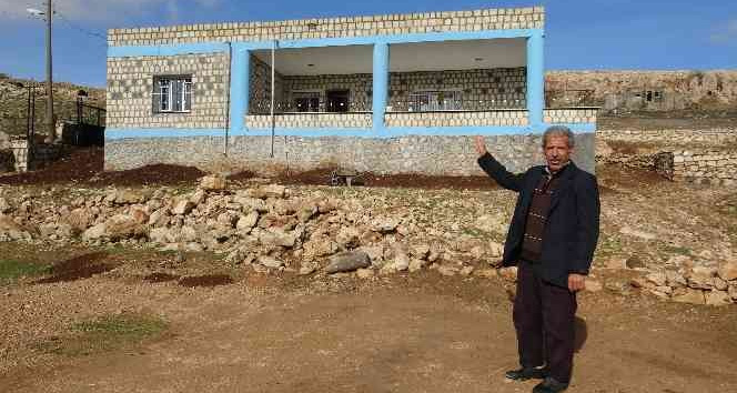 Korona virüsten ölen babalarının mezarını memleketine taşıdılar, anısına da ev yaptılar