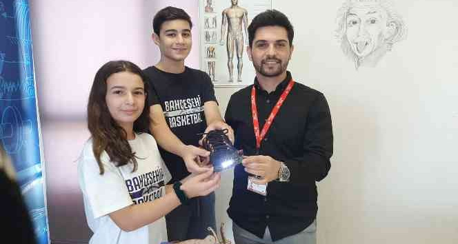 Öğrencilerin geliştirdiği bu ayakkabı; telefon şarj ediyor, yerinizi bildiriyor, fener görevi görüyor