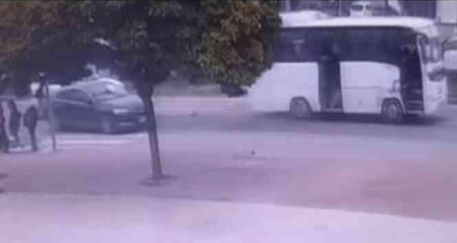 Seyir halindeki minibüs trafikte tehlike saçtı