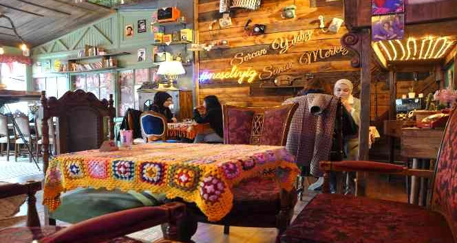 İl il gezerek topladığı eski eşyalarla açtığı kafe ilgi görüyor