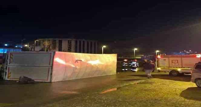 Yalova’da kontrolden çıkan kamyon devrildi: 1 yaralı