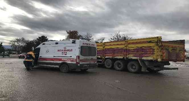 Edirne’de kamyonet sürücüsü kamyona çarptı: 1 yaralı