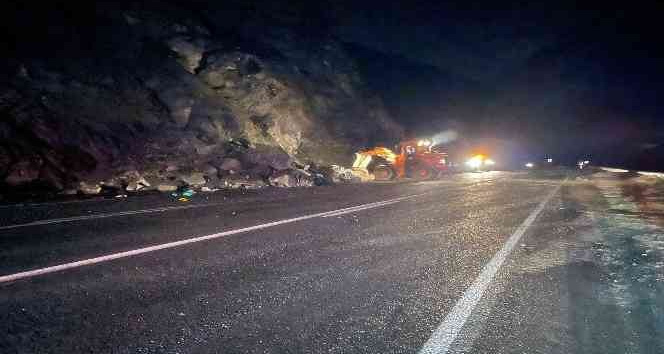 Hakkari-Van karayolunda kaya düştü: 2 yaralı
