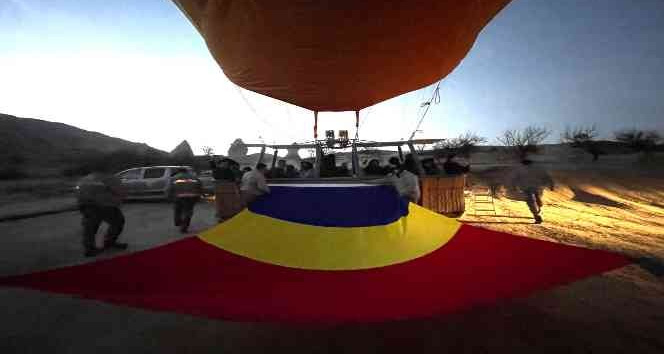 Kapadokya’da sıcak hava balonları Romanya bayrağıyla havalandı