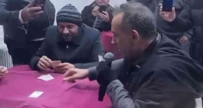 Ünlü şarkıcı konserde üşüyünce daldığı kahvede pişti oynadı