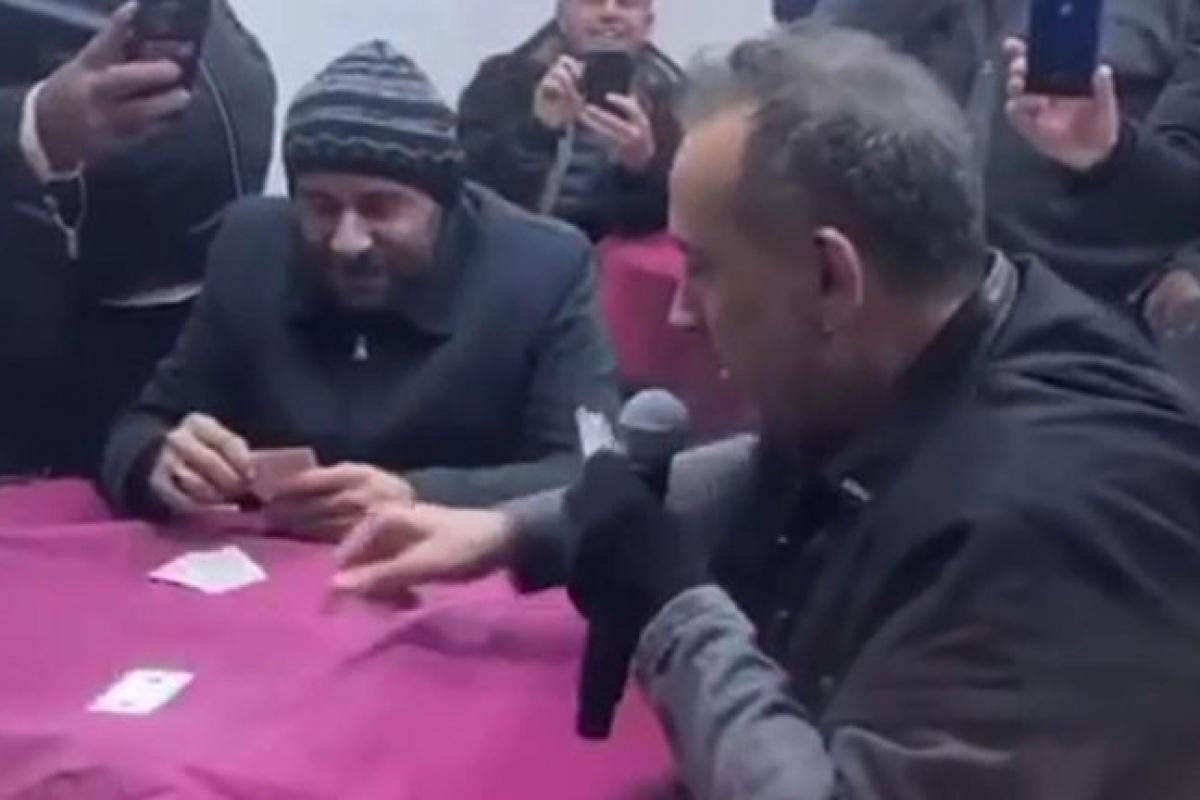 Ünlü şarkıcı konserde üşüyünce daldığı kahvede pişti oynadı