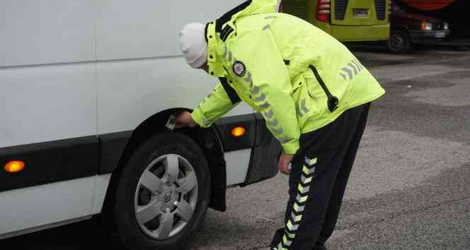 Polis ekiplerinden kış lastiği uygulaması