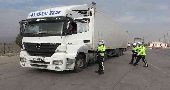 43 ilin geçiş güzergahında ’kış lastiği’ denetimi: Uymayanlara bin 152 lira ceza