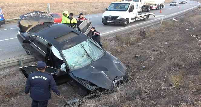 Trafik levhalarına çarpan otomobil 150 metre sürüklendi: 2 yaralı