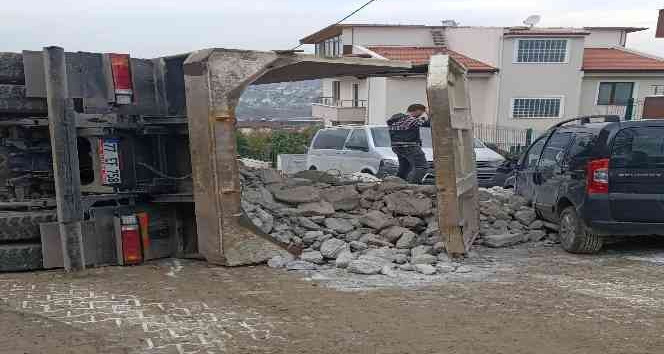 Yalova’da moloz yüklü hafriyat kamyonu devrildi