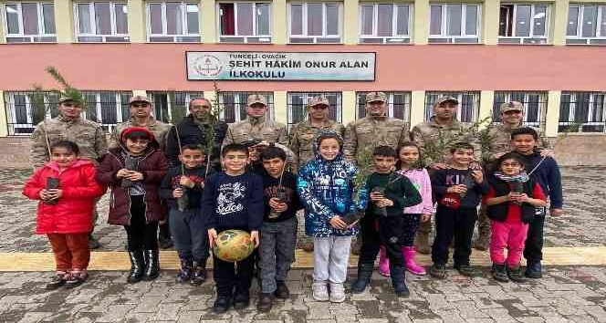Tunceli’de jandarma, öğrencilerle birlikte fidan dikti