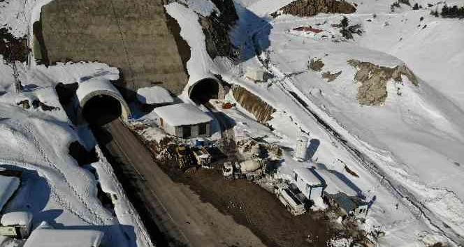 Eğibel’e kar düştü, tünel tek şeritten ulaşıma açıldı