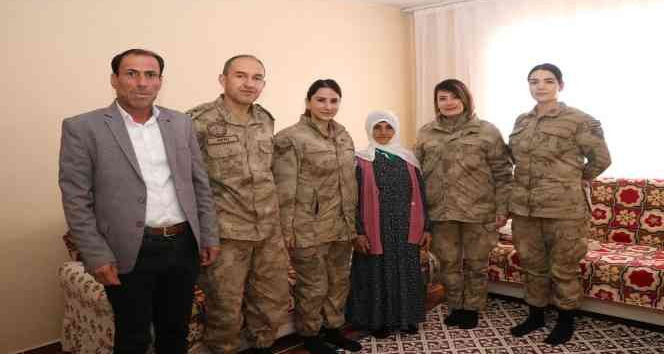 Jandarma personeli şehit ailelerini yalnız bırakmadı