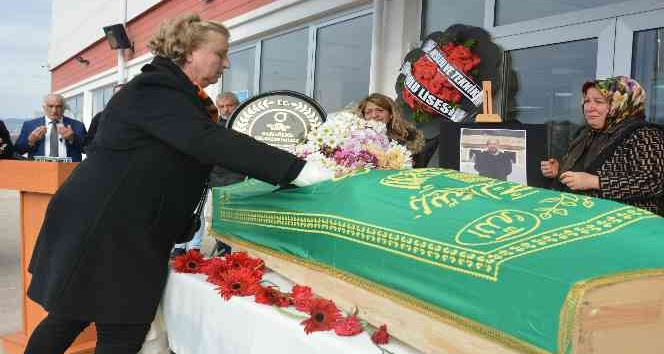 Kalp krizinden hayatını kaybeden öğretmen son yolculuğuna uğurlandı