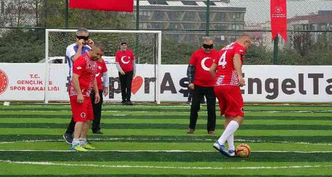 Görme engelli sporcular ile protokol arasında futbol maçı oynandı