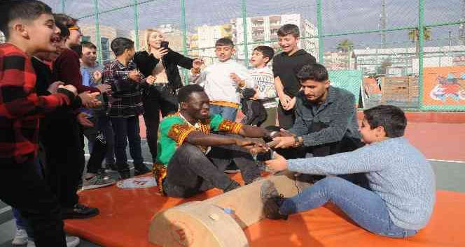 Senegalli Mustafa, Cizreli çocuklarla hem eğlendi hem de eğlendirdi
