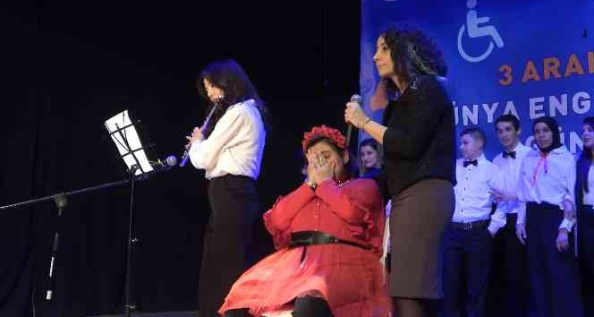 Şarkıyı unutup gözyaşlarına boğulunca şarkıyı davetlilerle birlikte söyledi