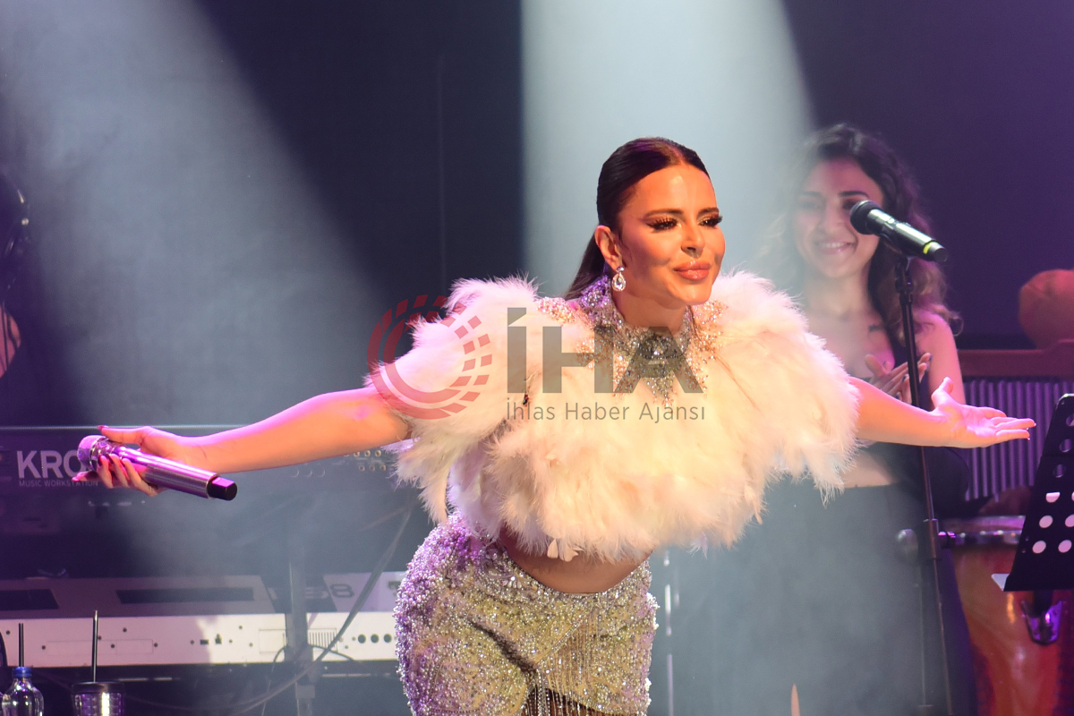 Simge Bursa'da sevenleri ile buluştu