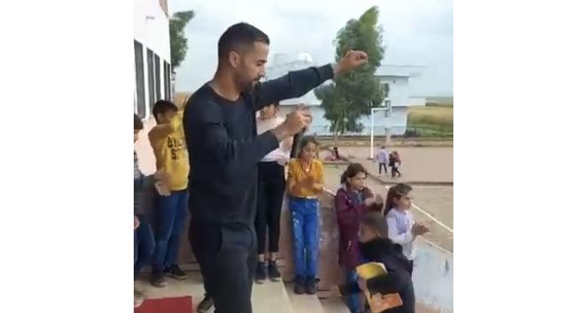 Öğrencilerin isteğini geri çevirmeyen okul müdürü sahneye çıkıp şarkı söyledi, görüntüler sosyal medyada büyük beğeni topladı