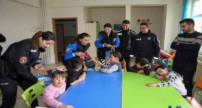 Polisler, özel öğrencilerin gönlüne dokundu