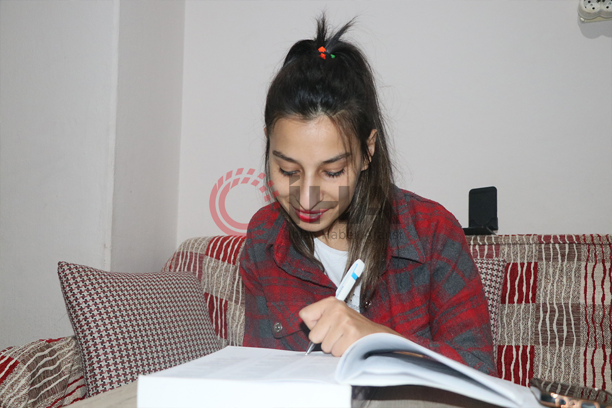 Okumayı 21 yaşında öğrenen Ceren şimdi üniversite hayali kuruyor