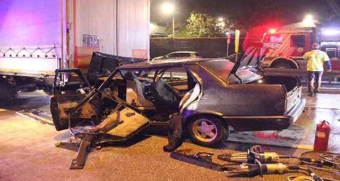 Kartepe’de feci kaza, otomobil tırın altına girdi: 1 ölü, 3 yaralı