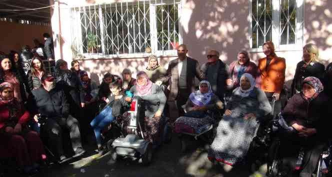 Engelliler Günü’nde akülü sandalye hediye ettiler