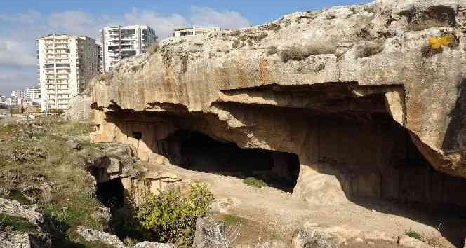 Mardin’de şehrin merkezindeki mağaralar dikkat çekiyor