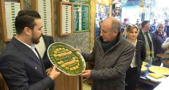 İnce’ye memleketi Yalova’da üzerinde adının yazılı olduğu baklava ikram edildi