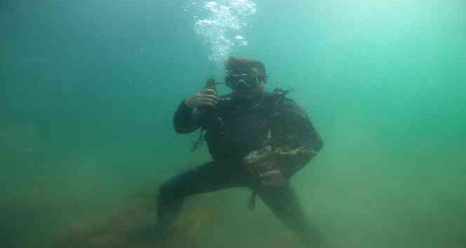 Dalgıç öğrenciler mahsur kalan balıkları kurtarıp, denizde temizlik yaptı