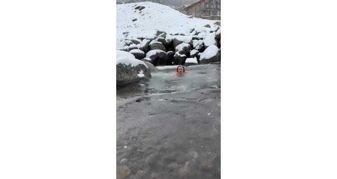 Kara aldırış etmeden Elevit Yaylası’nda buz gibi suda yüzdü
