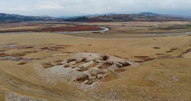 Baraj suları çekilince ortaya çıkan bin 500 yıllık hamam ve kilise kalıntıları dron ile görüntülendi
