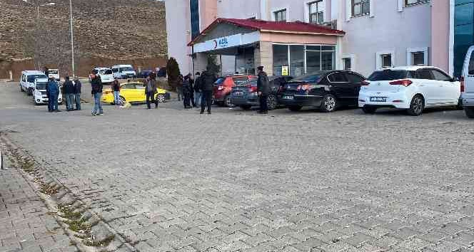 Karlıova’da öğrenci servisi kız kardeşlere çarptı: 1 ölü, 1 yaralı