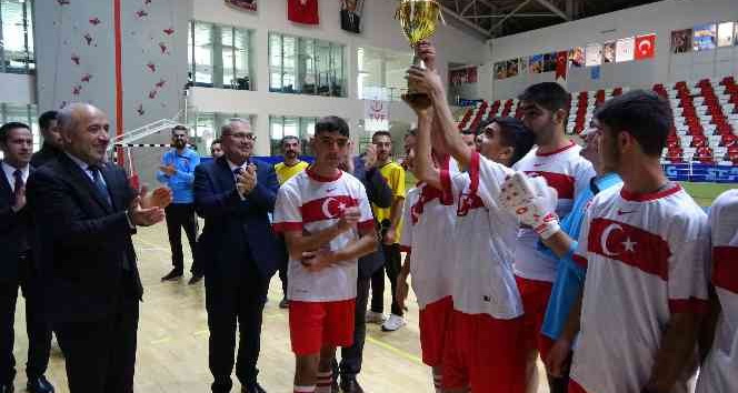 Muş’ta özel öğrenciler şarkı söyleyip futbol maçı oynadı
