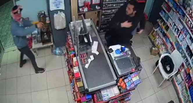 Silahlı soyguncu market çalışanına dehşeti yaşattı