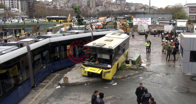 Alibeyköydeki feci kazanın ardından otobüs ve tramvay olay yerinden kaldırıldı