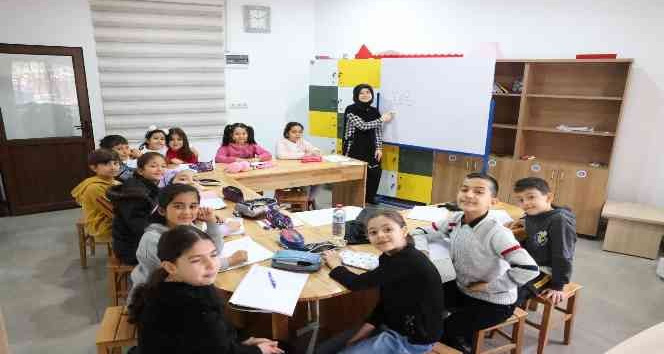 Gönüllüler öğrencilerle bir araya geldi