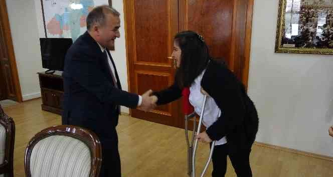 Kaymakam olma hayali ile engelleri aşan genç kıza destek sözü