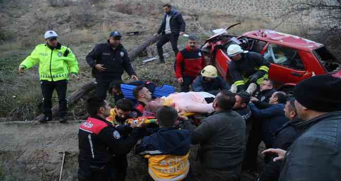 Gümüşhane’de otomobil 20 metre yükseklikten şarampole yuvarlandı: 2 yaralı